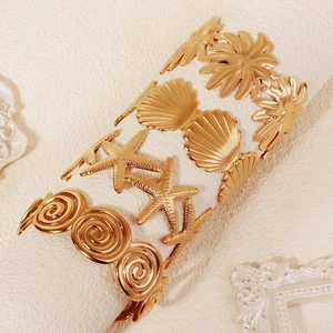 Goldenes Ozean-Armreif-Set mit Seestern- und Blumenmotiven aus poliertem Metall für Damen