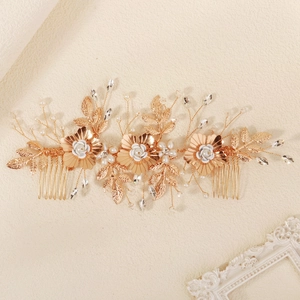 Détail d'un peigne à cheveux de mariée doré avec perles et strass sur cadre blanc