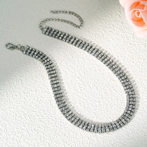 Collier ras du cou élégant à 8 rangs de strass argentés avec fermoir réglable pour fête