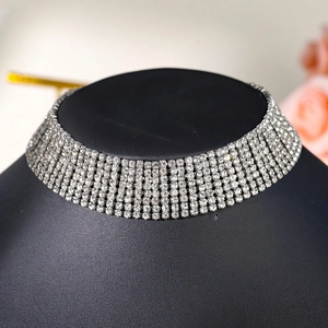 Collier ras du cou étincelant à 6 rangées de strass avec base en métal argenté pour soirées