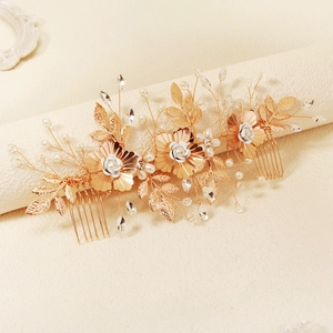 Détail du peigne à cheveux de mariée doré avec perles et cristaux scintillants