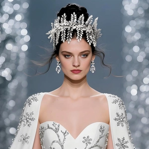 Détail d'un bandeau de mariée de luxe avec cristaux argentés et boucles d'oreilles assorties