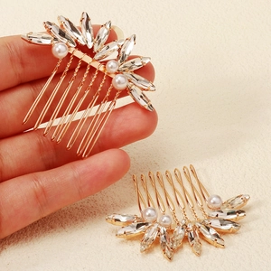 Dettaglio di pettini per capelli dorati con cristalli marquise e perle bianche tonde