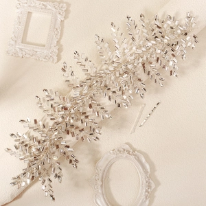 Vue détaillée d'une vigne de cheveux de mariée en argent avec strass scintillants