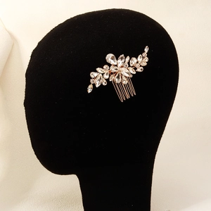 Detailaufnahme eines funkelnden Braut-Haarkamms mit eleganten Kristallen und Strasssteinen