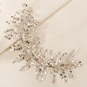 Détail de la vigne de cheveux de mariée en argent avec cristaux marquise et strass
