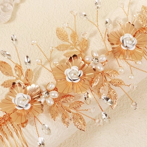 Peigne à cheveux de mariée doré exquis avec fleurs en métal perles et cristaux faits main