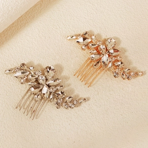 Detailansicht luxuriöser Haarsteckkämme in Gold und Silber mit funkelnden Strasssteinen