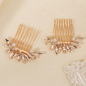 Dettaglio dei pettini per capelli da sposa dorati con strass marquise e perle eleganti