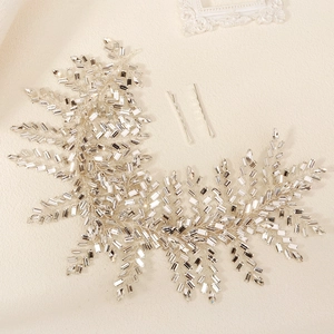 Vue détaillée du bandeau de mariée de luxe avec cristaux et pinces assorties en argent