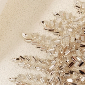 Détails du bandeau de mariée artisanal avec des branches de cristal et des strass