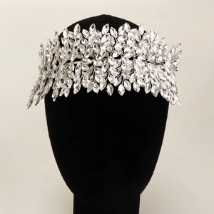 Détail du bandeau de mariée avec strass marquise étincelants sur un support argenté