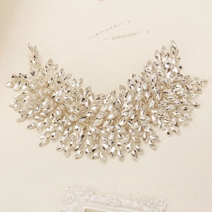 Détails de luxe du bandeau de mariée avec motifs de feuilles argentées et strass brillants