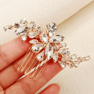 Nahaufnahme des goldenen Braut-Haarkamms mit Marquise- und tropfenförmigen Strasssteinen
