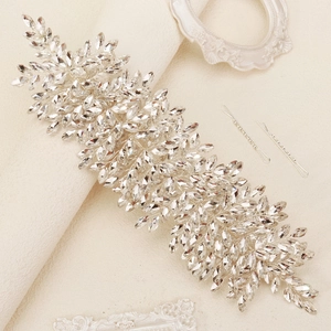 Détail du bandeau de mariée argenté avec strass marquise et design en fil de métal