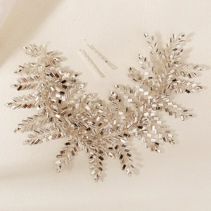 Vigne de cheveux de mariée luxueuse avec cristaux et fil d'argent pour mariage