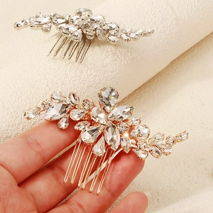 Eleganter Braut-Haarkamm mit funkelnden Strasssteinen im floralen Design für Hochzeiten