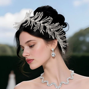 Makroaufnahme eines luxuriösen Brautschmuck-Sets mit Kristallen auf dem Silber-Haarband