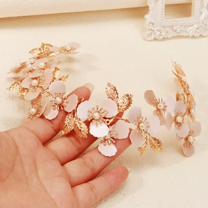 Cerchietto elegante con foglie dorate e petali in smalto rosa con perle per acconciature sposa