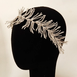 Detailansicht des silbernen Braut-Stirnbandes mit glitzernden Strasssteinen am Kopfmodell