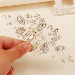 Details des Braut-Haarkamms in Silber mit handgefertigten Strasssteinen und Perlen