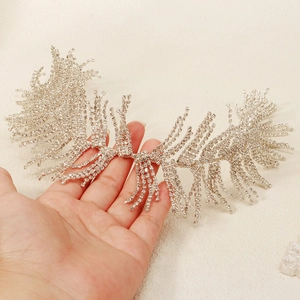 Luxuriöses Braut Stirnband mit glitzernden Quasten und elegantem silbernem Federdesign