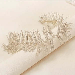 Detailansicht des Braut-Haarbands mit funkelnden Strass-Quasten und luxuriösem Korallen-Design