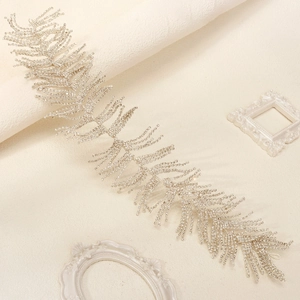 Detailansicht des luxuriösen silbernen Braut-Stirnbands mit funkelnden Strasssteinen im Laubdesign