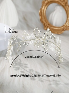 Gros plan détaillé du bandeau de mariée avec perles blanches et cristaux faits à la main