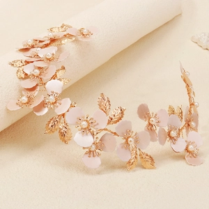 Elegante cerchietto da sposa con foglie dorate, fiori rosa e perle per acconciatura