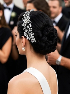 Détail d'un bandeau de mariée fait main avec des perles et un design de vigne fleurie