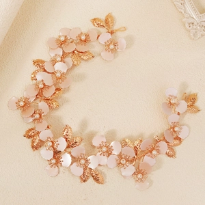Elegante cerchietto con foglie dorate, fiori in metallo rosa e perle per acconciature sposa