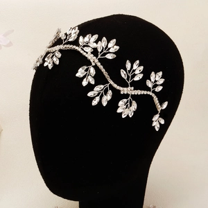 Gros plan détaillé du bandeau de mariée fait main avec cristaux brillants et feuilles d'argent