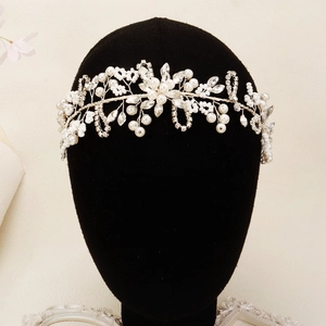 Gros plan du bandeau de mariée fait main avec perles blanches et cristaux brillants