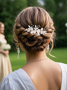 Détail du peigne de mariée avec fleurs en céramique blanche, perles et strass