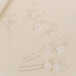 Détail du lot de 6 épingles à cheveux de mariée avec fleurs blanches et perles