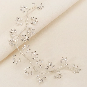 Détail d'un bandeau de mariée argenté orné de cristaux étincelants et de feuilles