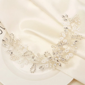 Détail d'un bandeau de mariée fait main avec perles blanches et fleurs de cristal