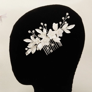 Peigne à cheveux de mariée avec fleurs en céramique, perles et feuilles en alliage argenté