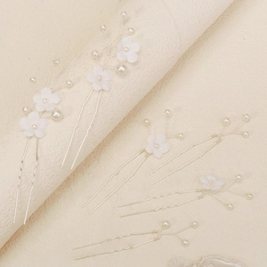 Détails d'épingles à cheveux de mariée en U avec fleurs en tissu blanc et perles