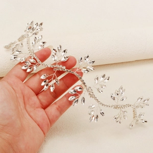 Serre-tête de mariée exquis avec cristaux étincelants et motif de vigne argenté à la main
