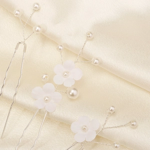 Détails d'épingles à cheveux fleurs en tissu et perles pour coiffures de mariée