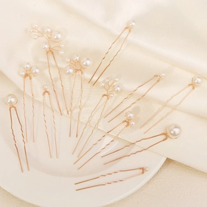 Détail d'épingles à cheveux artisanales dorées avec perles sur fond de soie élégant