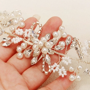 Vue détaillée du bandeau de mariée argenté fait main avec perles et perles de cristal
