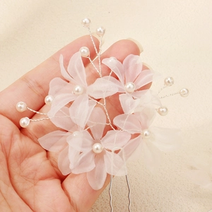 Detail der handgefertigten Brauthaarnadel mit rosa Chiffonblüten und Perlenbesatz
