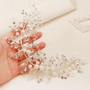 Serre-tête de mariée argenté élégant avec perles et cristaux faits main en forme de vigne