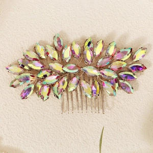 Détail d'un peigne à cheveux de mariée argenté avec cristaux AB marquise au design radieux