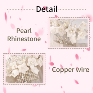 Vue détaillée du peigne à cheveux pour mariée avec fleurs en céramique, perles et strass