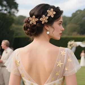 Détail de pics à cheveux de mariée fleur dorée avec strass blancs et design ajouré