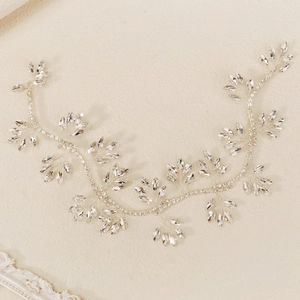 Vigne de cheveux de mariée avec feuilles argentées et cristaux pour coiffures de mariage